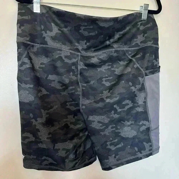 NWT Fabletics Camouflage Print Shorts with Pockets - Picture 2 of 5